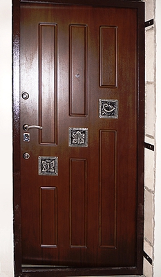 Дверь с ковкой